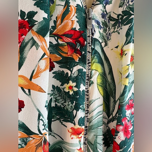 SANDRO FLORAL TOP! GIVING GUCCI VIBES!Beautiful white silk floral top! Size 1. - Picture 2 of 6